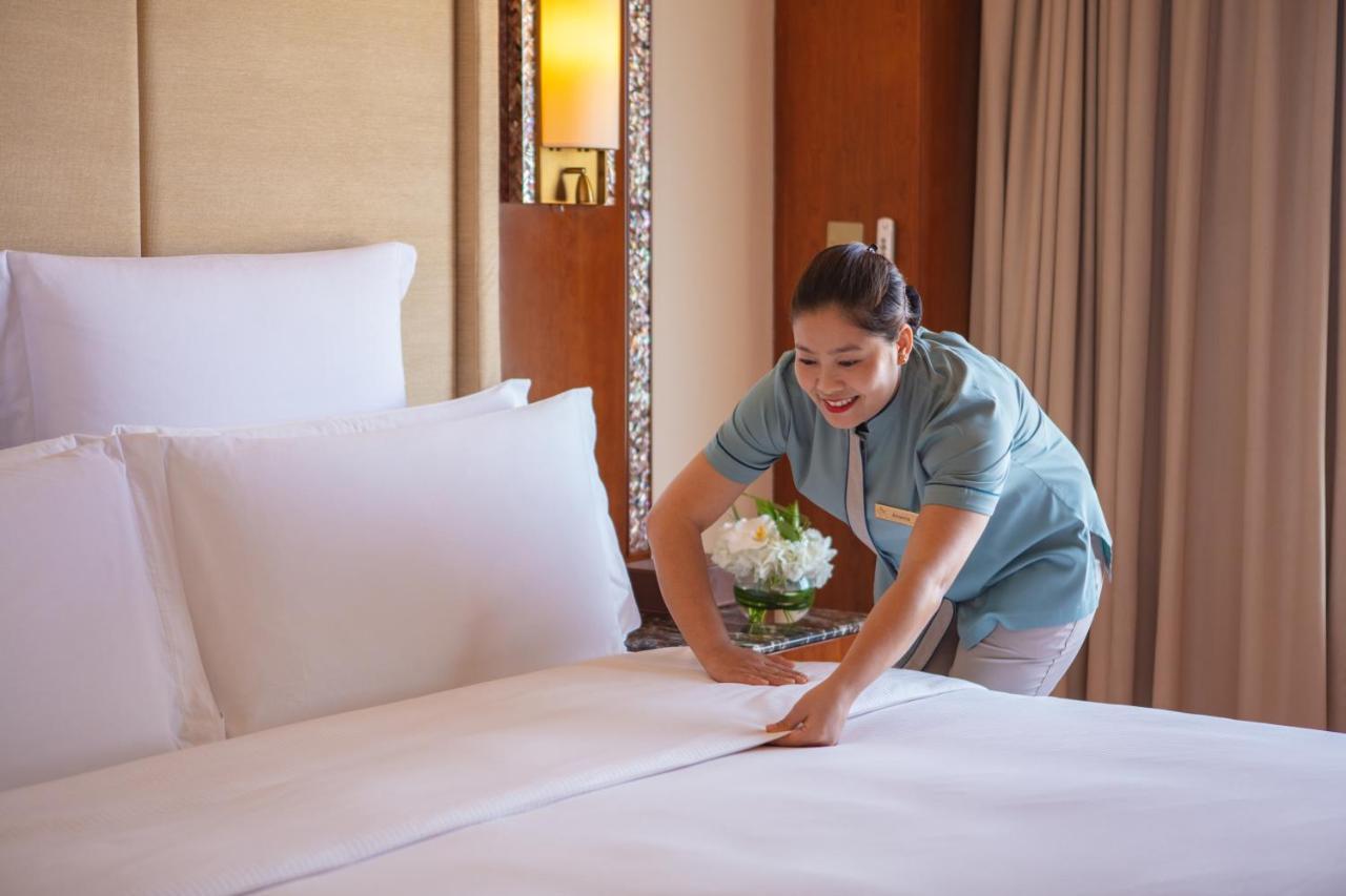 Jumeirah Messilah Beach Kuwait Kuwejt Zewnętrze zdjęcie A chambermaid making a bed