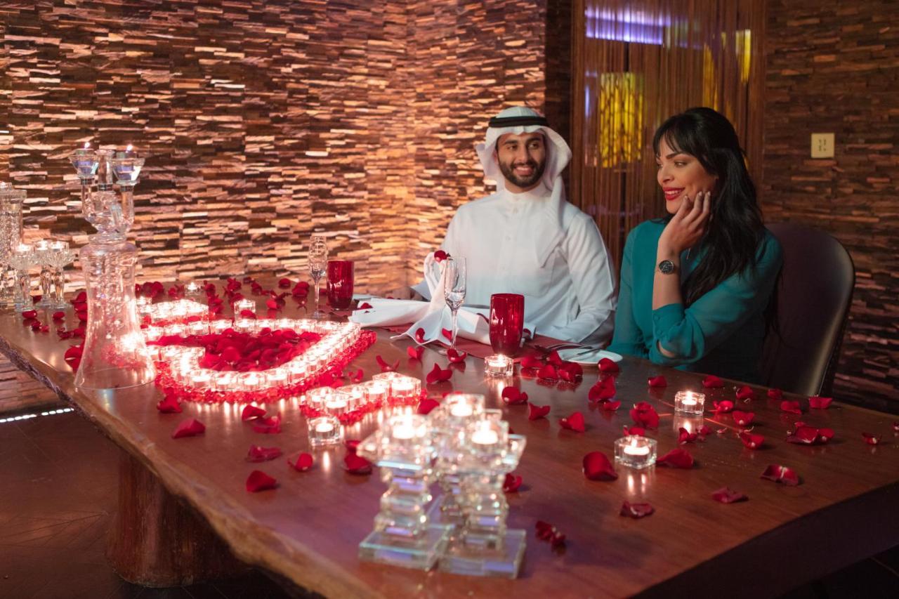 Jumeirah Messilah Beach Kuwait Kuwejt Zewnętrze zdjęcie A couple at a restaurant in Dubai