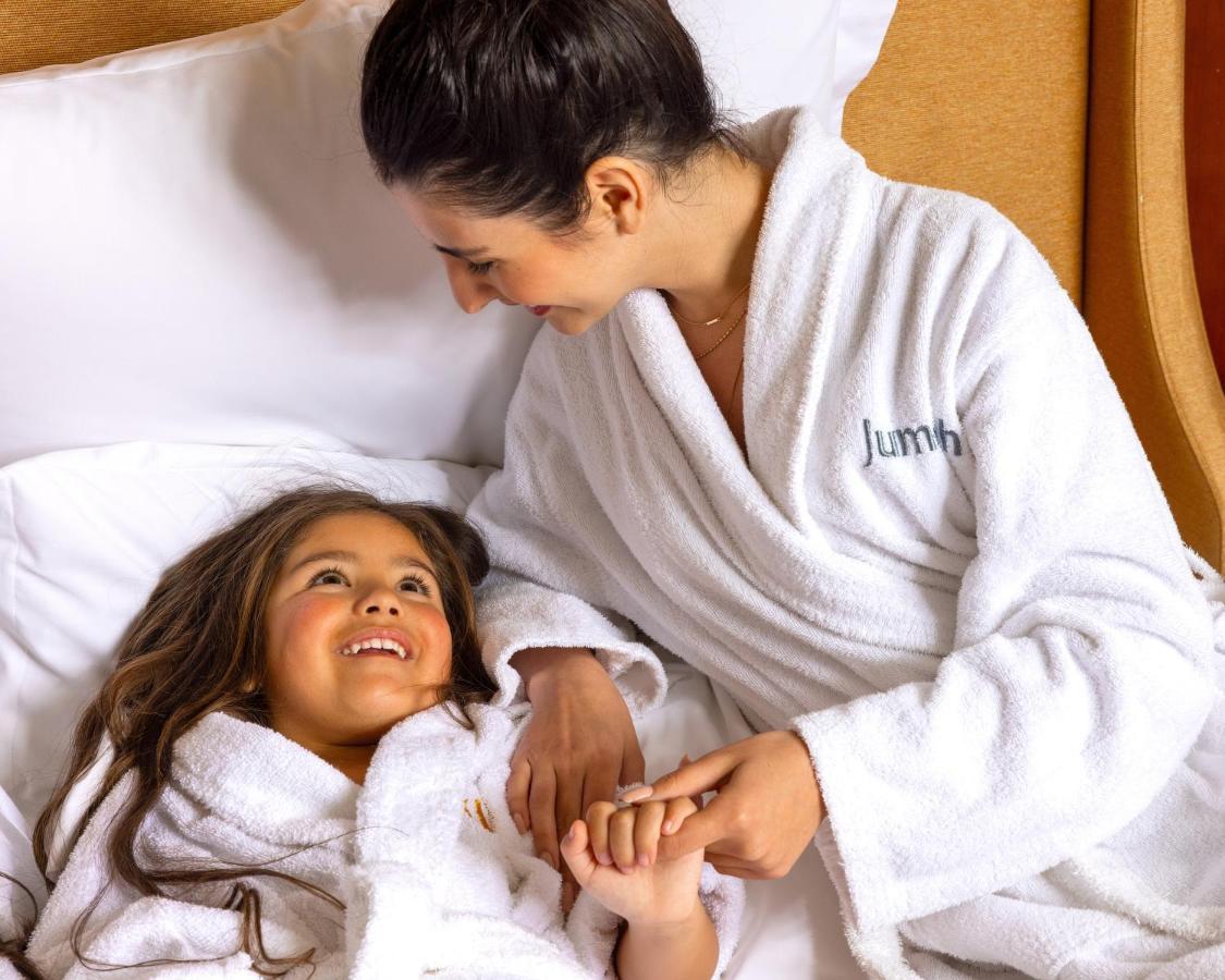Jumeirah Messilah Beach Kuwait Kuwejt Zewnętrze zdjęcie A mother and daughter wearing bathrobes