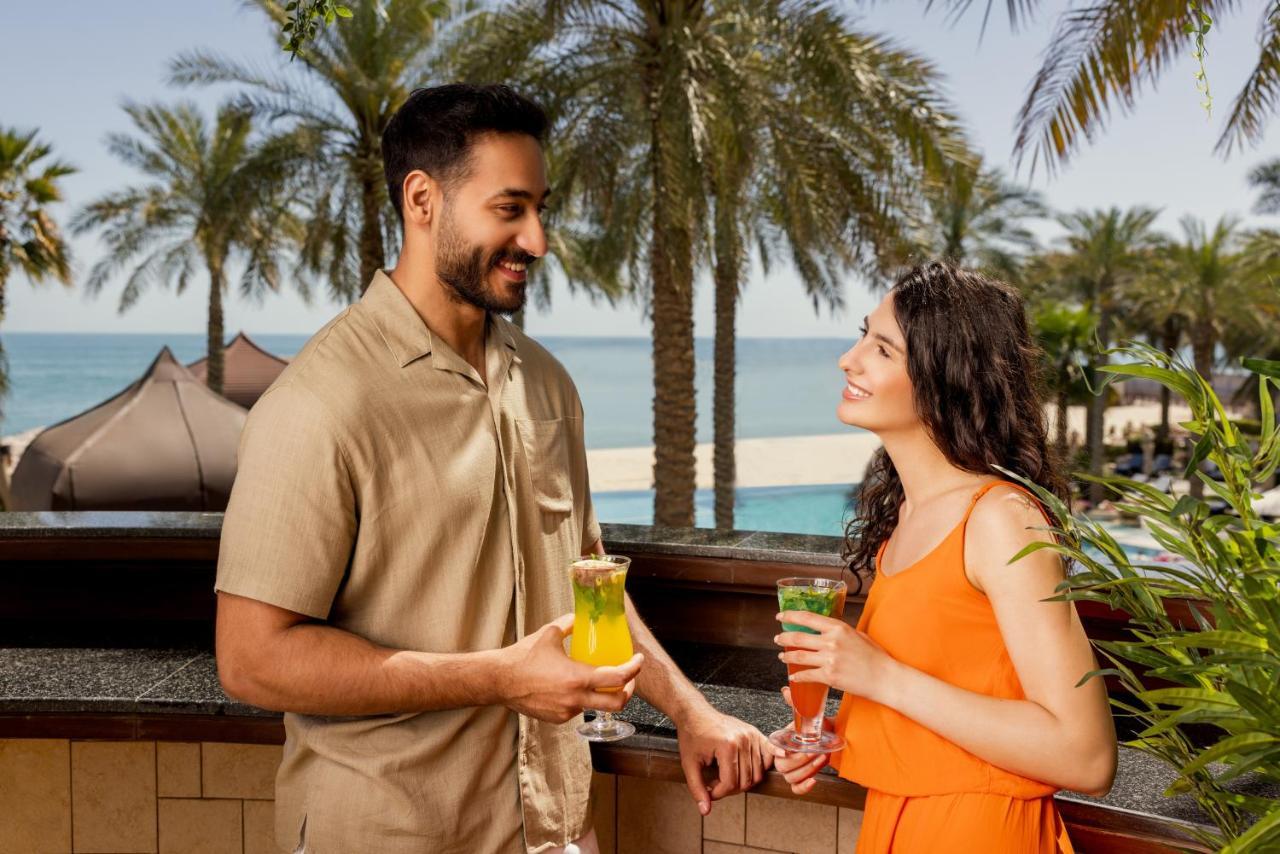 Jumeirah Messilah Beach Kuwait Kuwejt Zewnętrze zdjęcie A couple at Jumeirah Beach Hotel