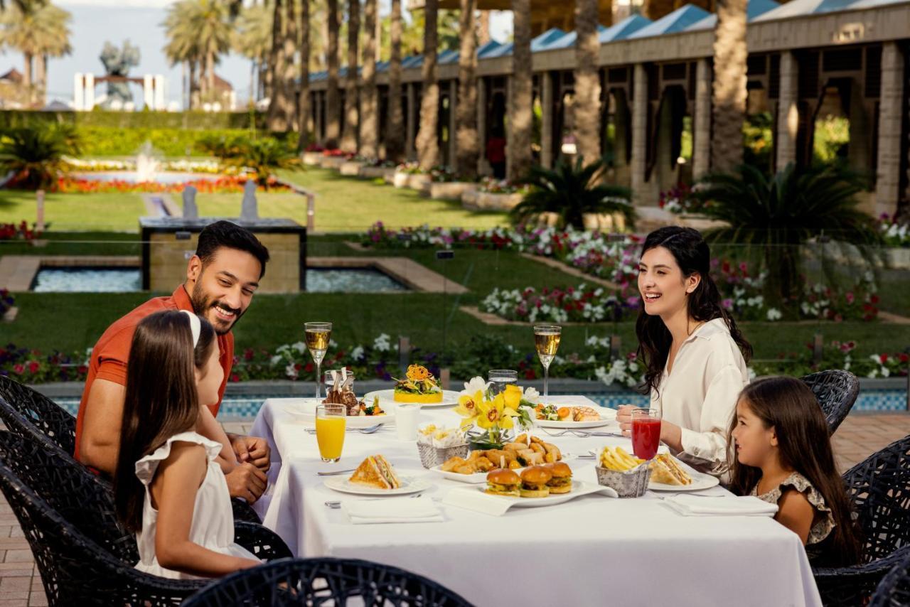 Jumeirah Messilah Beach Kuwait Kuwejt Zewnętrze zdjęcie Family dining at the resort