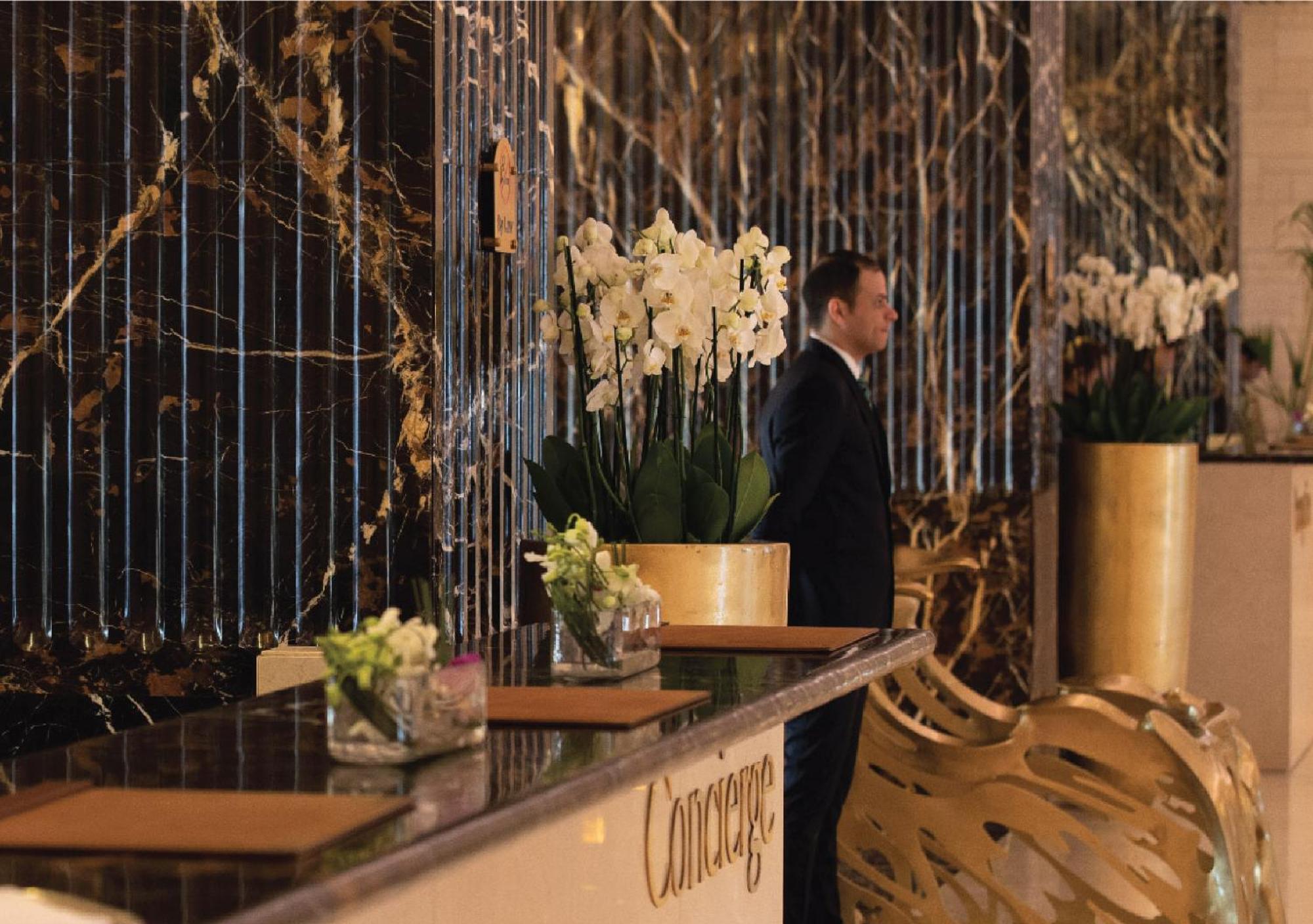 Jumeirah Messilah Beach Kuwait Kuwejt Zewnętrze zdjęcie Concierge at the Concierge Desk