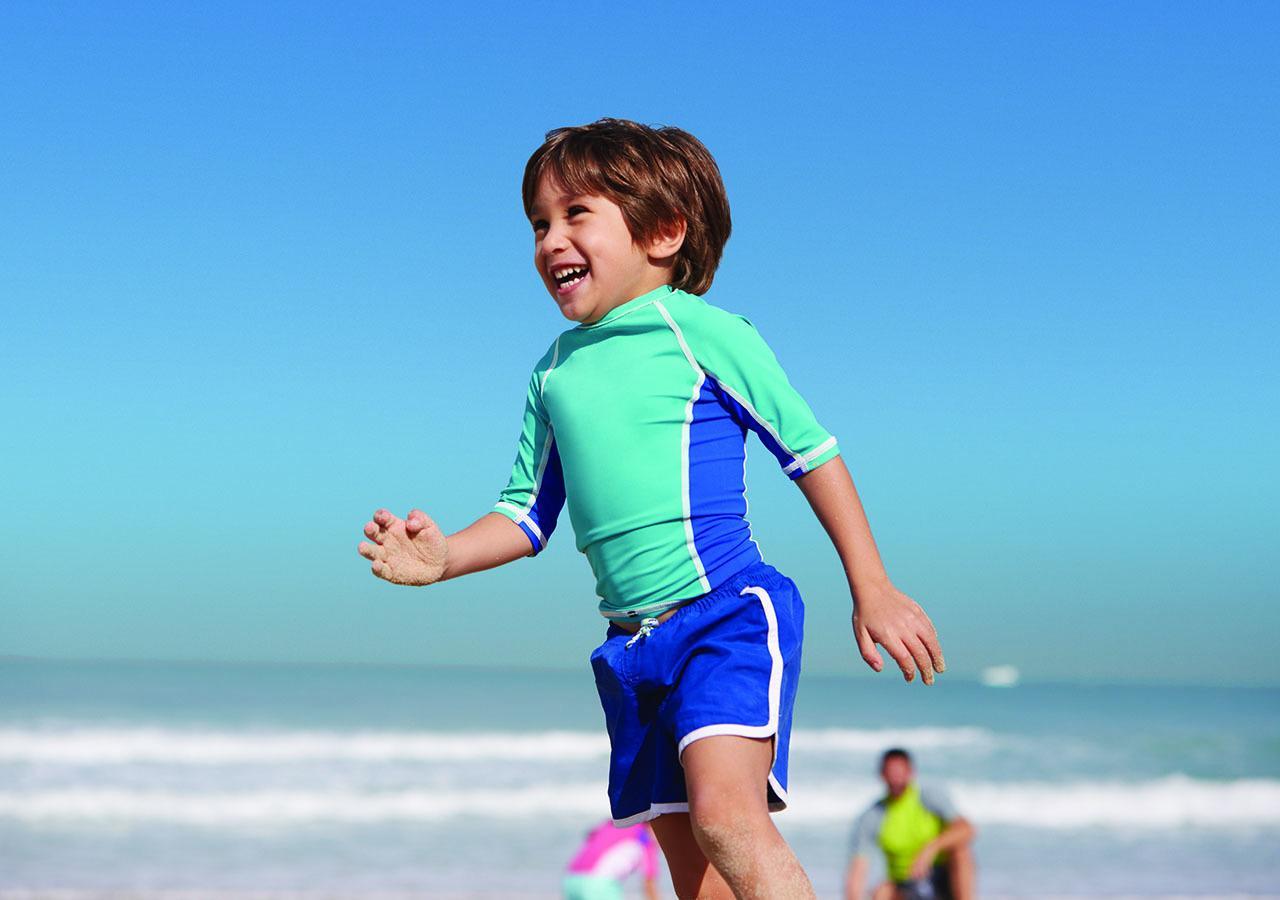 Jumeirah Messilah Beach Kuwait Kuwejt Zewnętrze zdjęcie A child wearing a rash vest