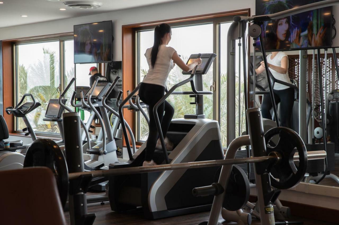 Jumeirah Messilah Beach Kuwait Kuwejt Zewnętrze zdjęcie A woman on a cross trainer